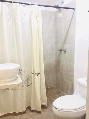 Shower, bidet, towels, toilet paper - Pink Oueilhe Vacation Home (Tecolutla)