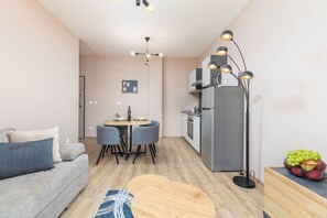 Een smart-tv, een open haard en een tafeltennistafel