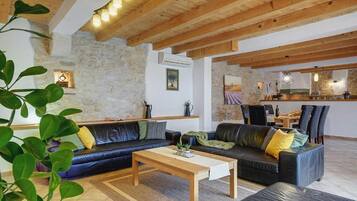Smart-TV, Kamin, Arbeitsbereiche