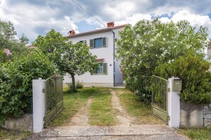 Property grounds - Apartment in Rakalj near Rock Beach (Rakalj)
