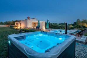 Terrace/patio - Luxe villa with jacuzzi and pool (Mali Vareški)
