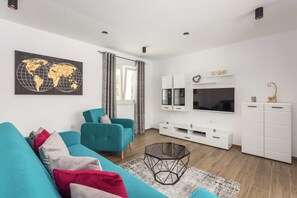 Una Smart TV, una chimenea, una mesa de tenis de mesa