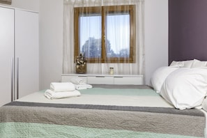 2 bedrooms, iron/ironing board, Internet