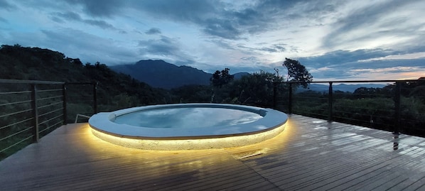 Outdoor spa tub