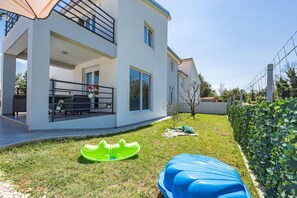 Property grounds - Modern Rscape with Pool (Baderna)
