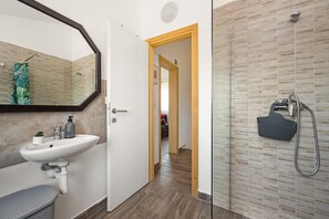 Shower, hair dryer, soap - Modern Rscape with Pool (Baderna)