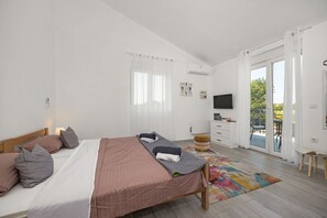 4 chambres, fer et planche à repasser, lit de bébé portatif