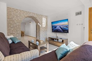 Smart TV, fireplace