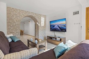 TV, fireplace