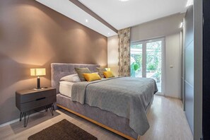 Iron/ironing board, travel crib, free WiFi