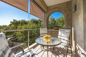 Outdoor dining - Tranquil Escape in Banjol (Banjol)