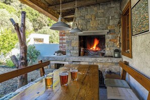 Outdoor dining - Tranquil Escape in Banjol (Banjol)