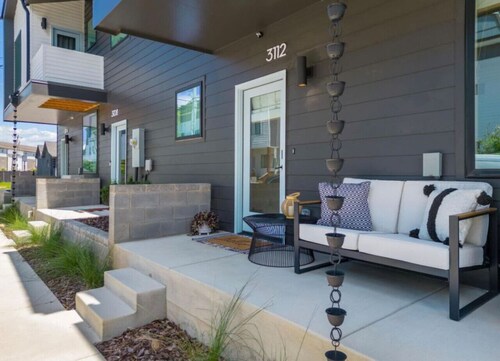 🌄 5★ Downtown Retreat | Mtn Views & Pet Friendly