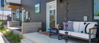 🌄 5★ Downtown Retreat | Mtn Views & Pet Friendly