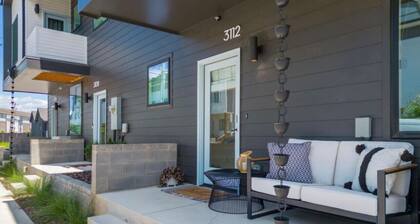 🌄 5★ Downtown Retreat | Mtn Views & Pet Friendly