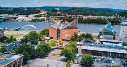 🌄 5★ Downtown Retreat | Mtn Views & Pet Friendly
