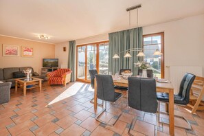 TV, DVD player, books - Modern vacation apartment with sauna & garden - close to nature and comfortable on Usedom (Loddin)