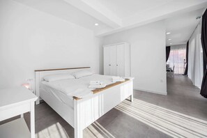 1 dormitorio, tabla de planchar con plancha, cuna de viaje y wifi gratis