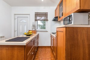 Frigorífico, microondas, horno y placa de cocina