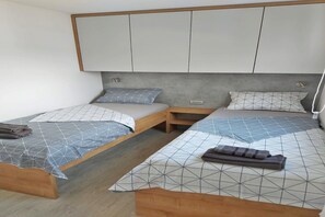 2 bedrooms, iron/ironing board, internet