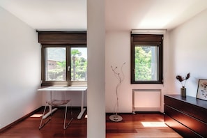 Leilighet – deluxe, terrasse, hageutsikt | 1 soverom, dundyner, wi-fi (inkludert) og sengetøy