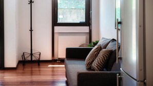 Appartamento Deluxe, patio, vista giardino | Area soggiorno | TV a schermo piatto 32 pollici con canali digitali