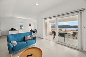 Smart TV - Enchanting Summer Apartment with Sea View (Cres)