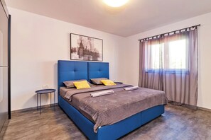 4 bedrooms, iron/ironing board, travel crib, free WiFi