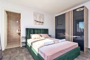 4 habitaciones, tabla de planchar con plancha y acceso a internet