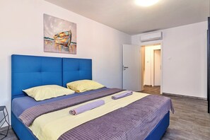 4 slaapkamers, een strijkplank/strijkijzer, internet