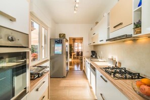 Refrigerador, horno, parrilla de estufa y lavavajillas 