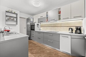 Coffee/tea maker, fridge, oven, stovetop - Villa Pineta two bedroom apartment (Medulin)