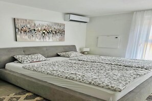 2 bedrooms, iron/ironing board, travel crib, free WiFi - Spacious apartment with wonderful sea view (Banjol)