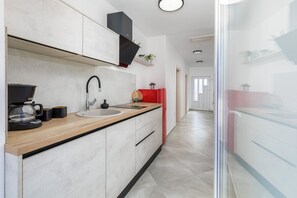 Een koelkast, een magnetron, een oven, een kookplaat