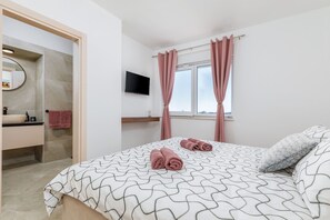 6 bedrooms, iron/ironing board, free WiFi