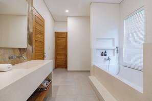 Deluxe Villa | Bathroom