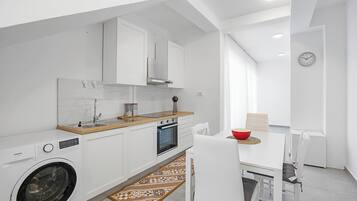 Coffee/tea maker, fridge, oven, stovetop