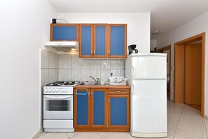 Réfrigérateur, four, plaque de cuisson, cafetière/bouilloire