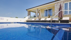 A swimming pool with lounge chairs and a covered seating area. - Spacious Rural Villa w/ pool (Kapelica)