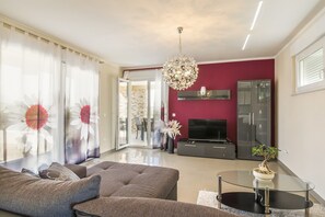 Smart TV, fireplace, table tennis