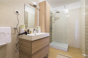Shower, hair dryer - Spacious Rural Villa w/ pool (Kapelica)