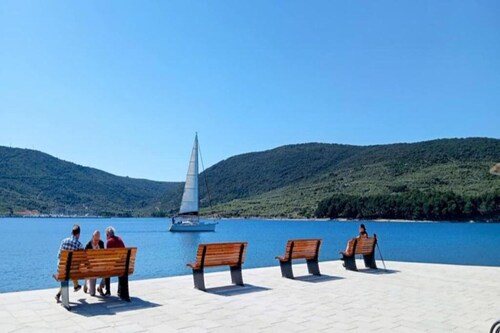 Sea view vacation apartment in Cres