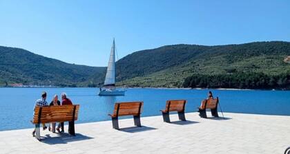 Sea view vacation apartment in Cres