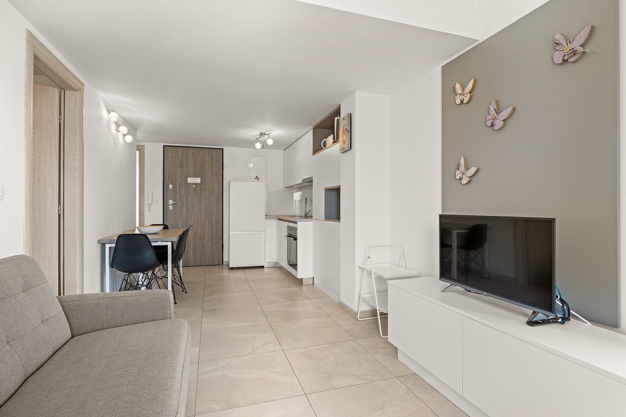 Un apartamento moderno con sala de estar, cocina y comedor.