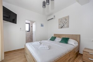 4 bedrooms, iron/ironing board, free WiFi