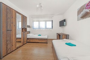 4 chambres, fer et planche à repasser, accès Internet