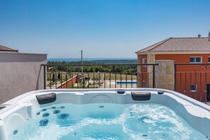 Bain à remous extérieur