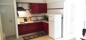 Réfrigérateur, micro-ondes, plaque de cuisson, cafetière/bouilloire