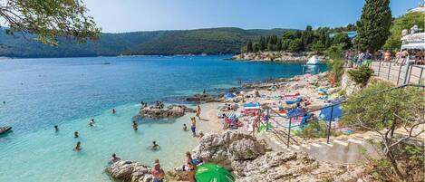 Una spiaggia nelle vicinanze