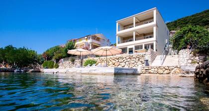 Apartamento en Supetarska Draga frente al mar